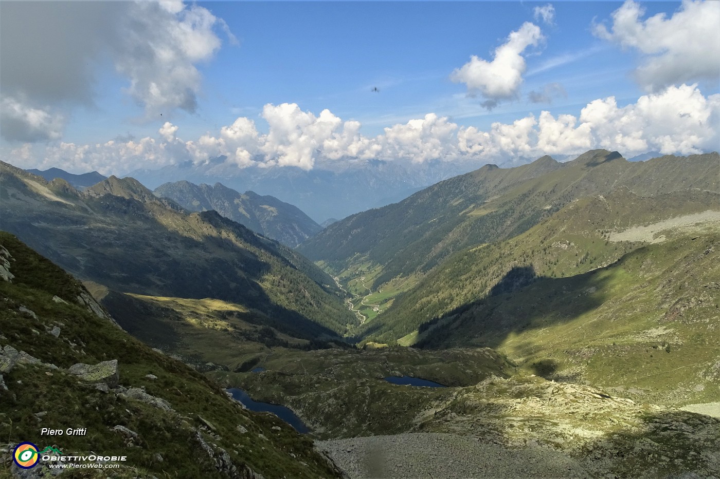 56 Vista panoramica dal Valegino sui Laghi di Porcile e la Valle Lunga.JPG